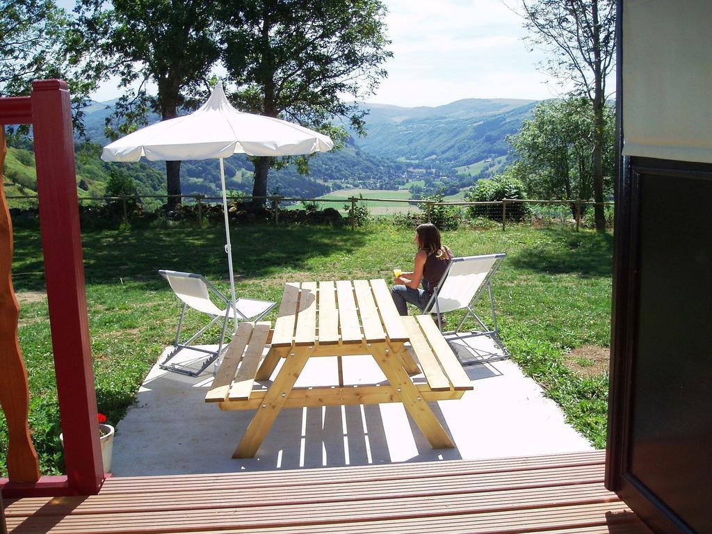 Domaine De La Chaux De Revel Pension Saint-Martin-Valmeroux Buitenkant foto